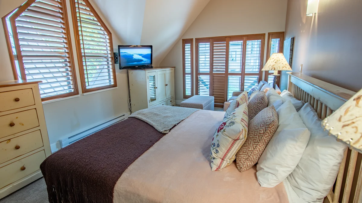 Bedroom 1 - King