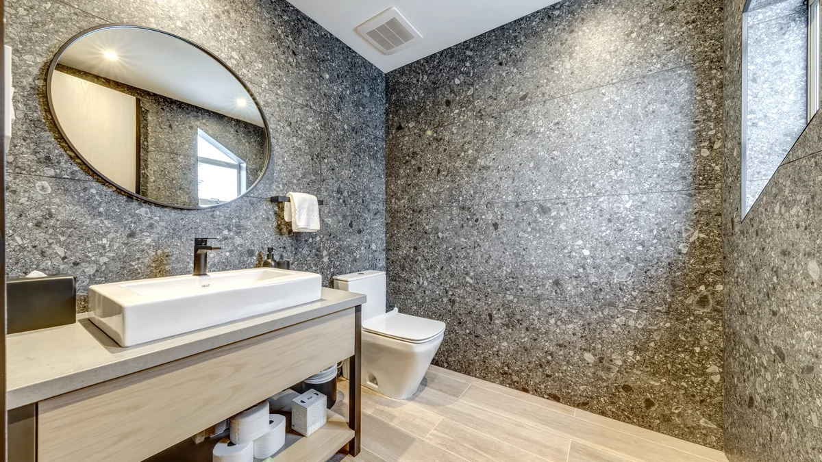Bedroom 4: Powder room