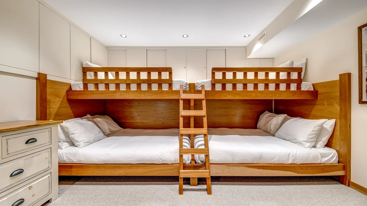 Bedroom 5: 2 x Double Bunks