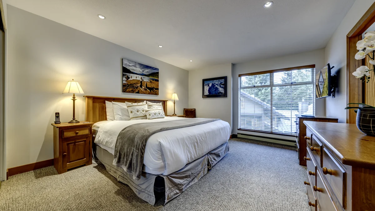 Bedroom 1 - King w/ensuite