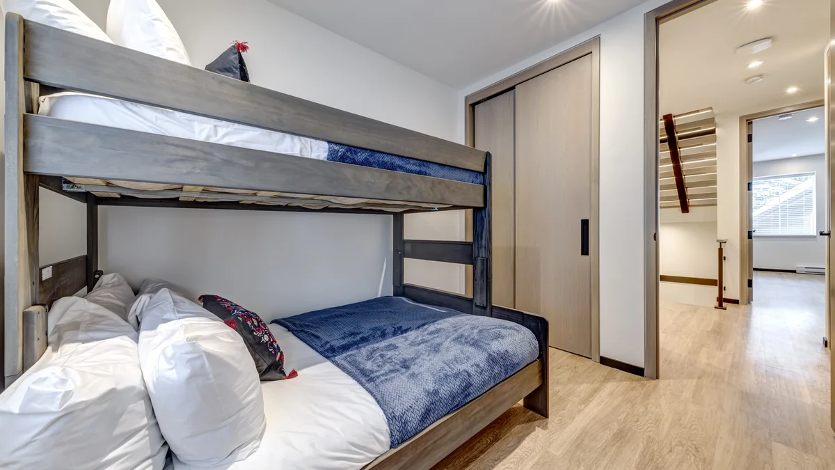 Bedroom 3: Bunk, double on bottom