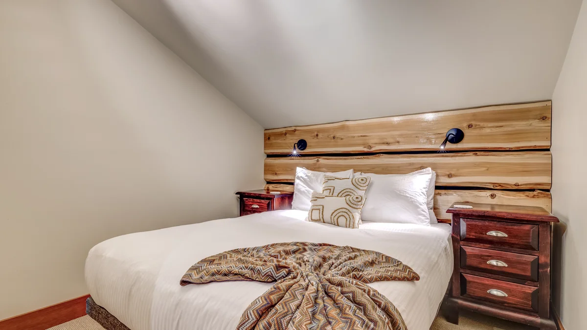 Bedroom 2 - Queen