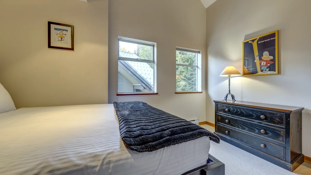 Bedroom 4: Queen