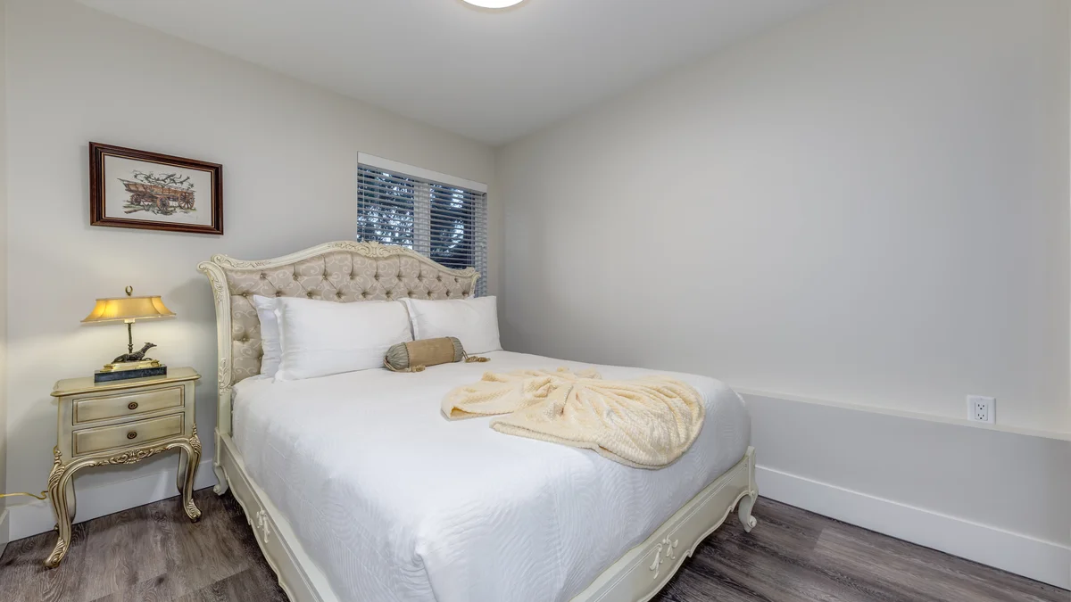 Bedroom 2: Queen