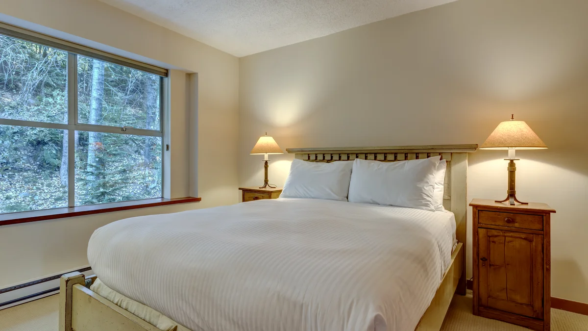 Bedroom 2: Queen