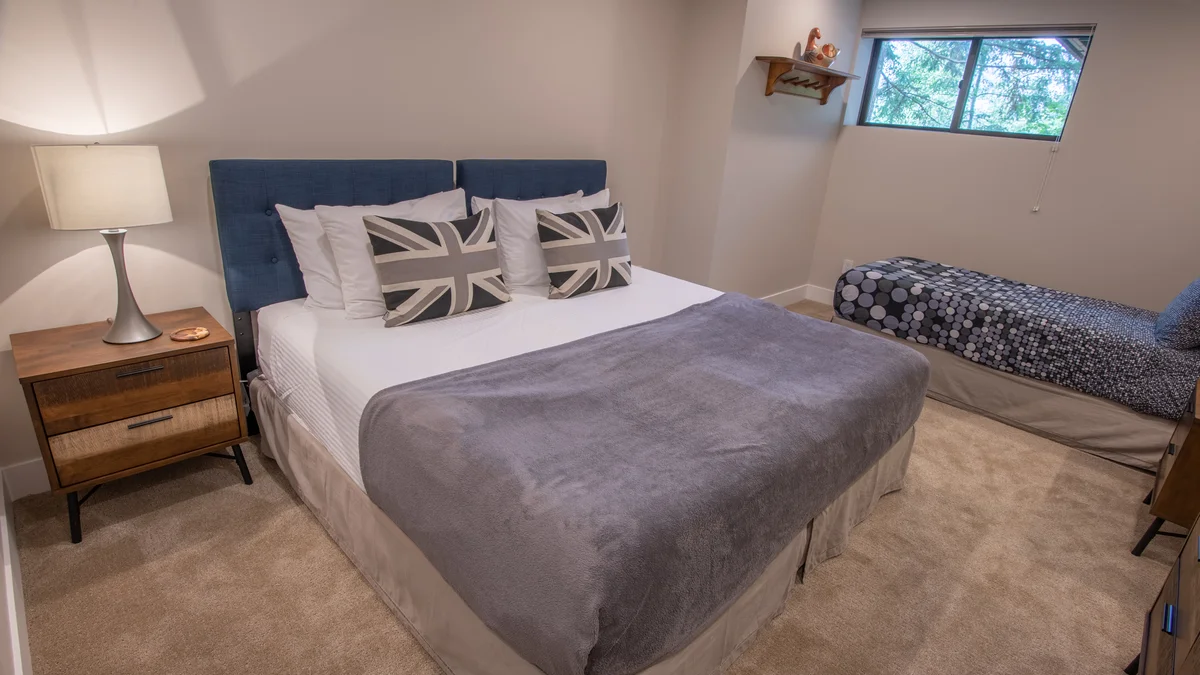 Bedroom 5 - 3 Twins or King & Twin