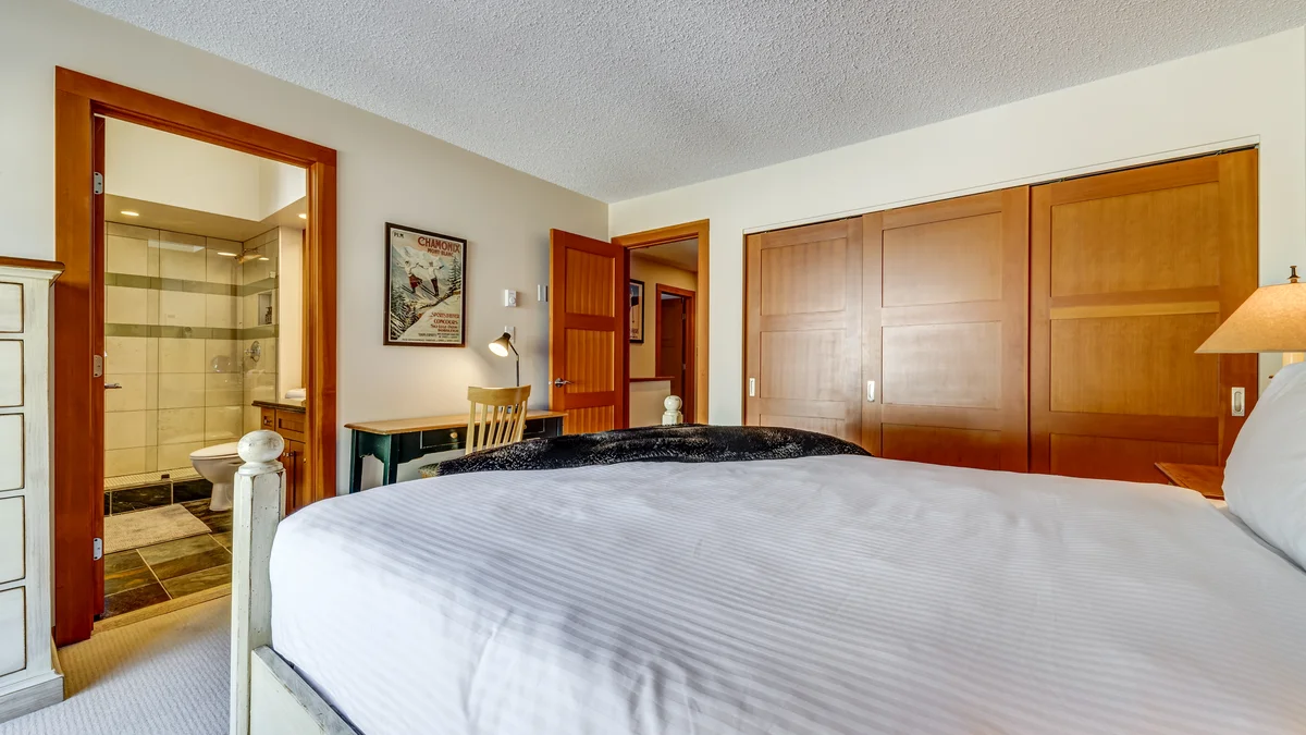 Master Bedroom: Queen