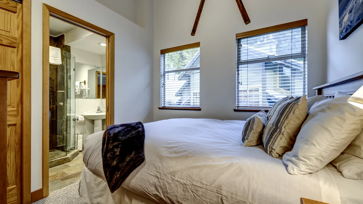 Bedroom 4 - Queen w/ensuite