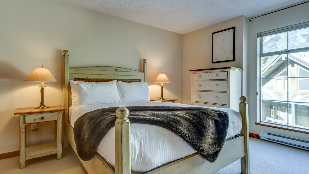 Master Bedroom: Queen