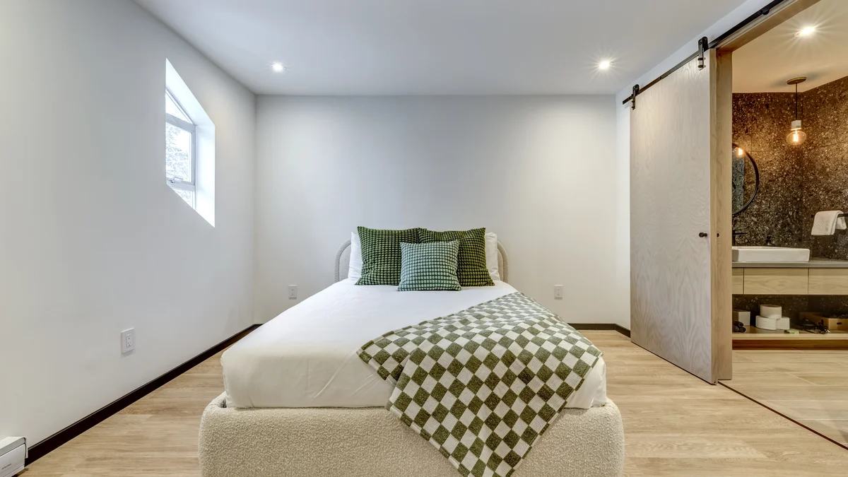 Bedroom 4: Queen