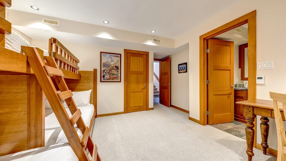 Bedroom 5: 2 x Double Bunks