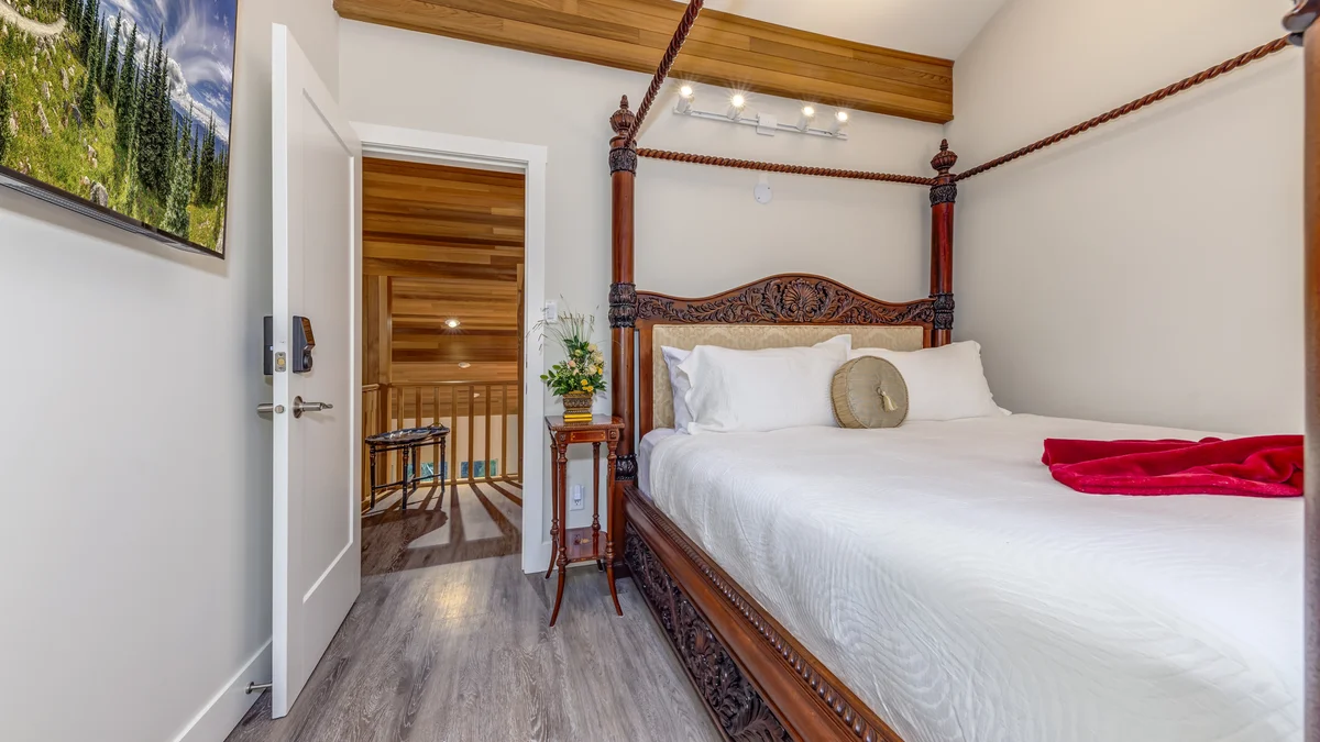 Bedroom 1: King, with 1 Queen Sofa Bed