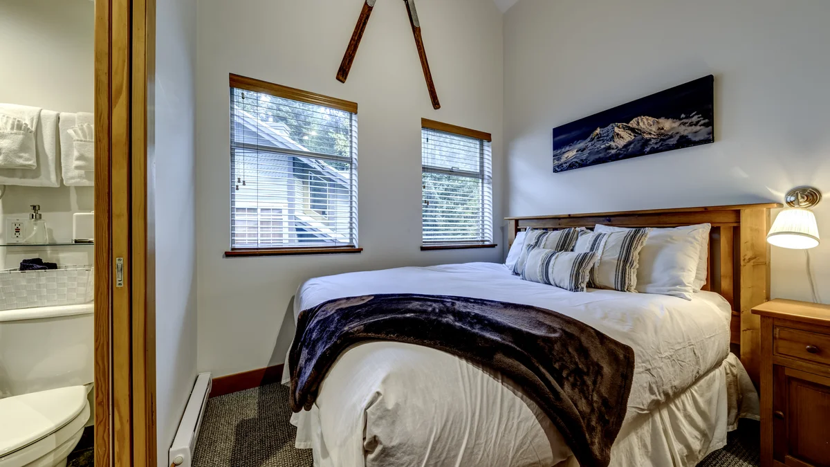 Bedroom 4 - Queen w/ensuite