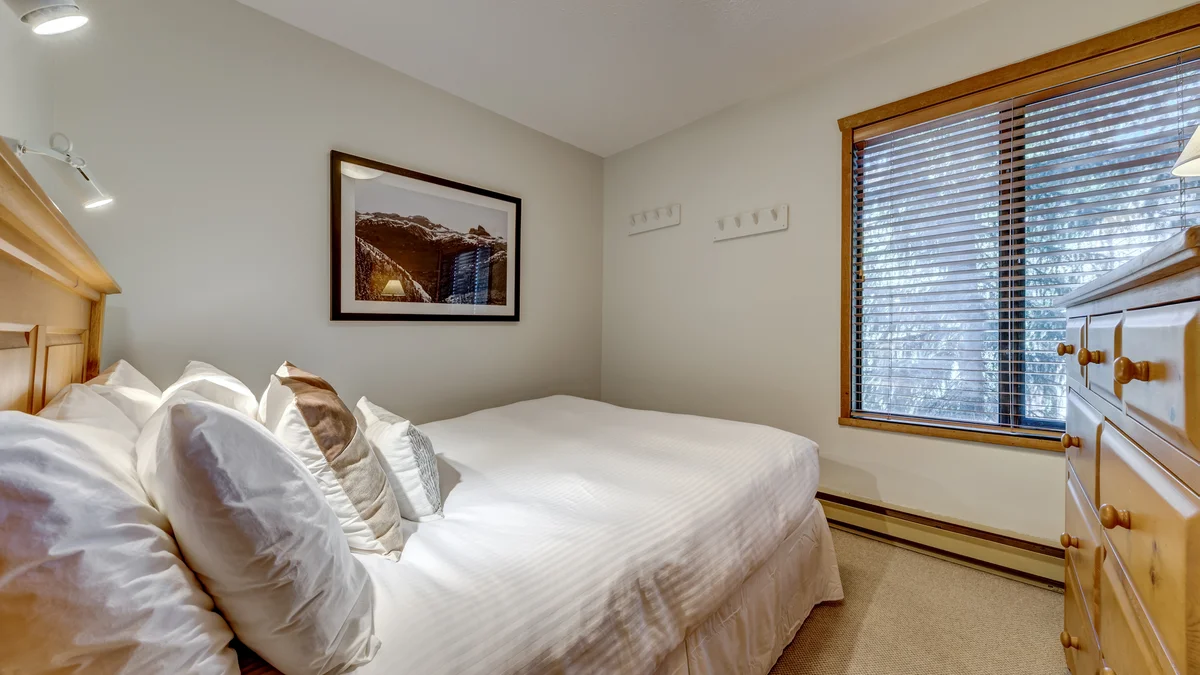 Bedroom 1: Queen