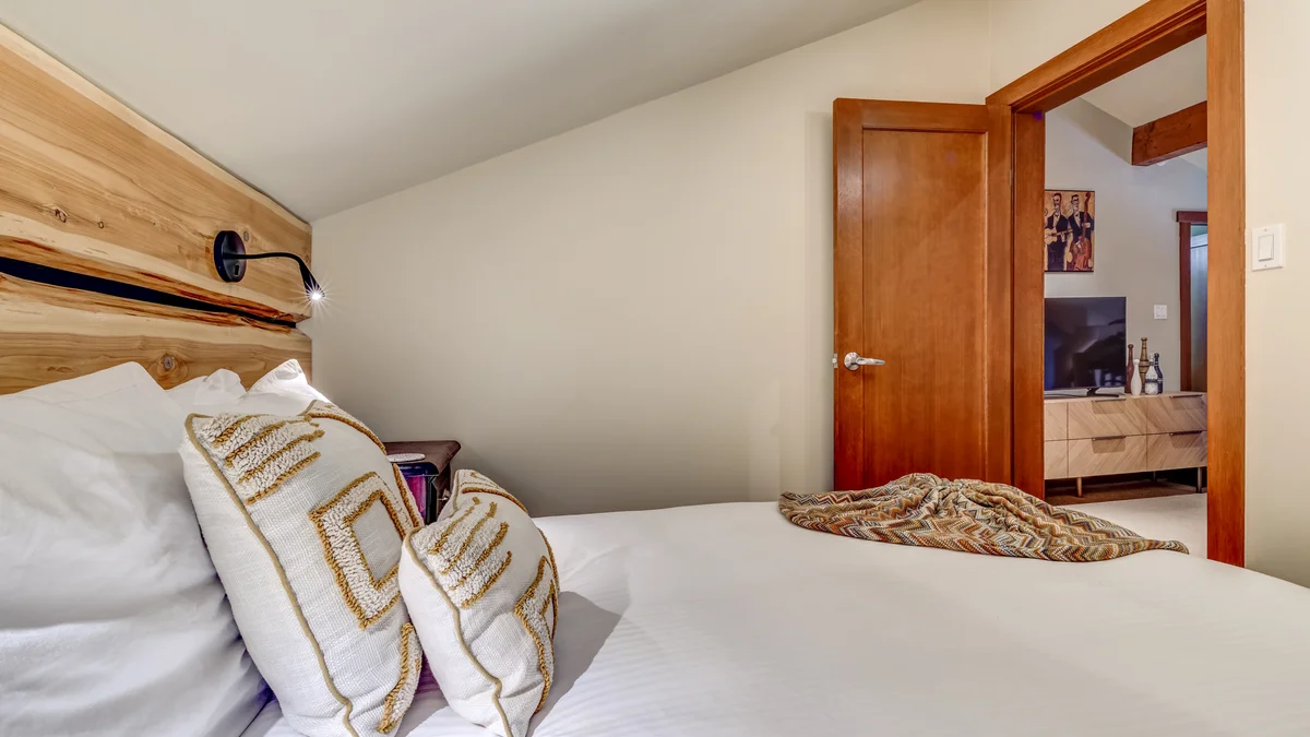 Bedroom 2 - Queen