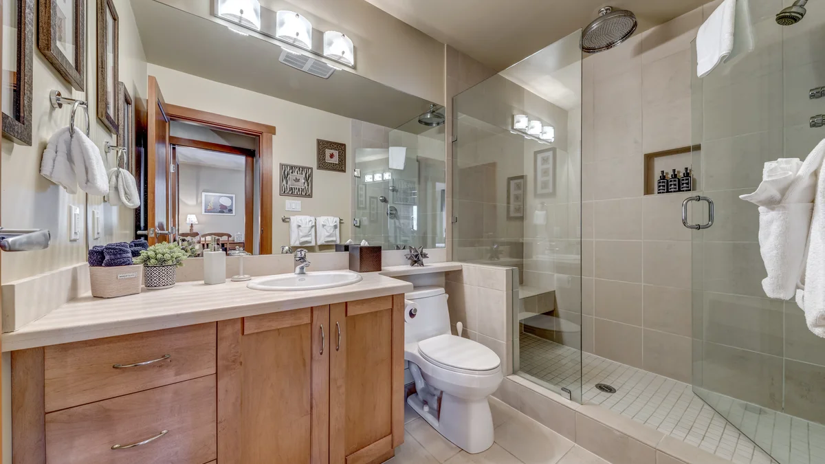Lower Floor Full Bathroom