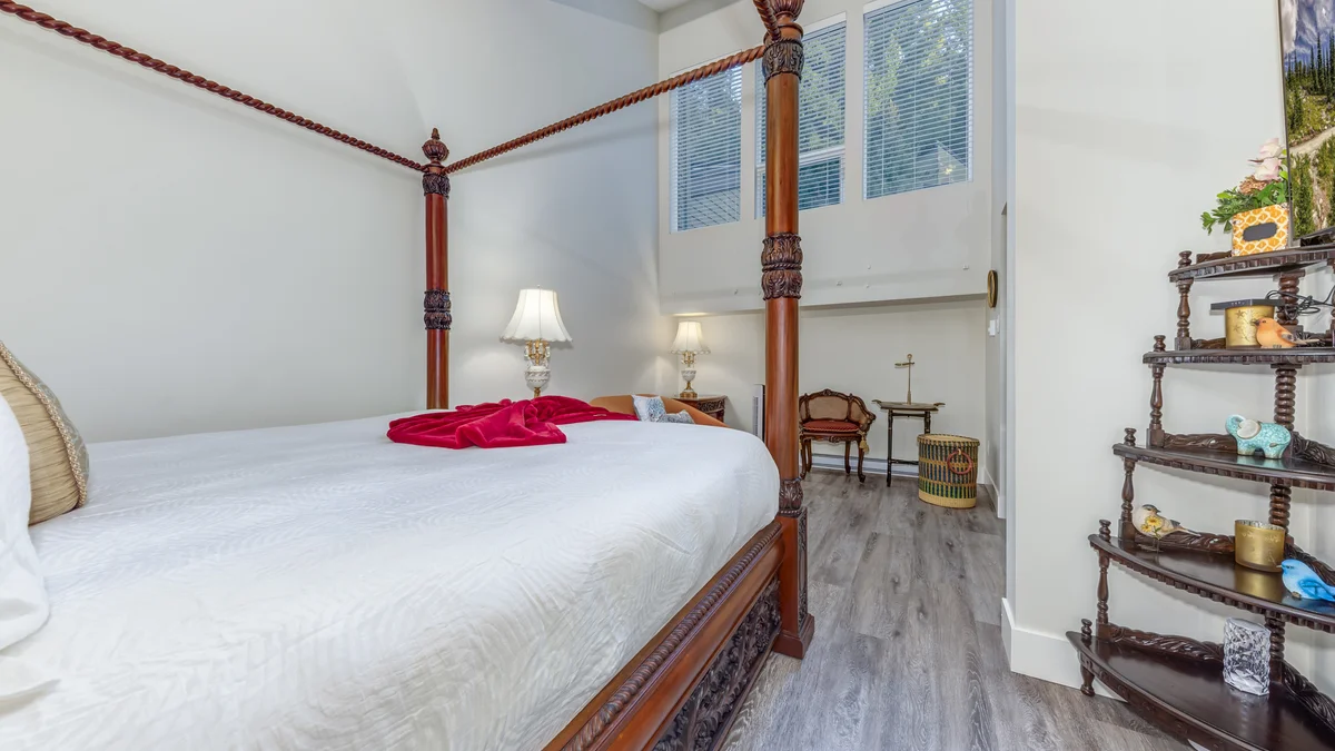 Bedroom 1: King, with 1 Queen Sofa Bed