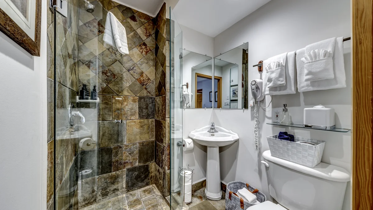 Bedroom 4 - Queen w/ensuite