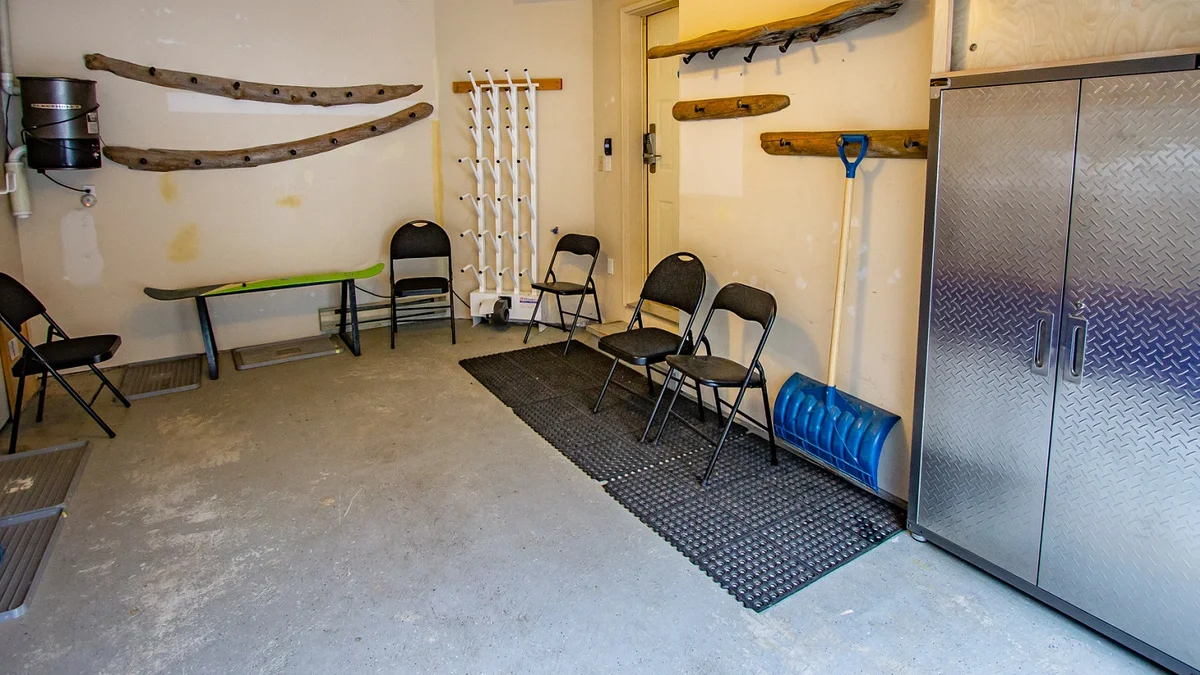 Heated Single Car Garage w/ Boot Dryer