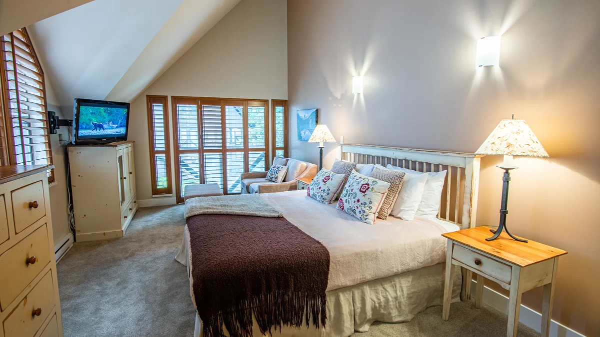 Bedroom 1 - King