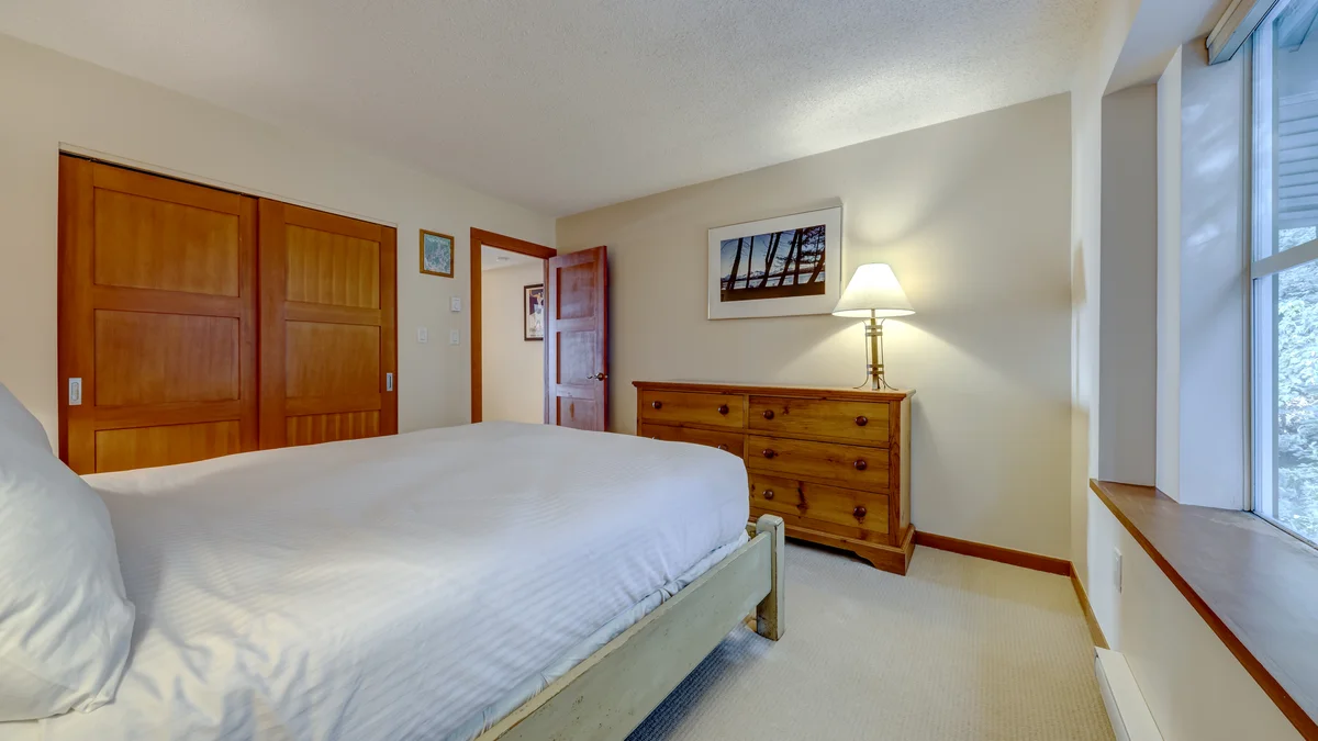 Bedroom 2: Queen