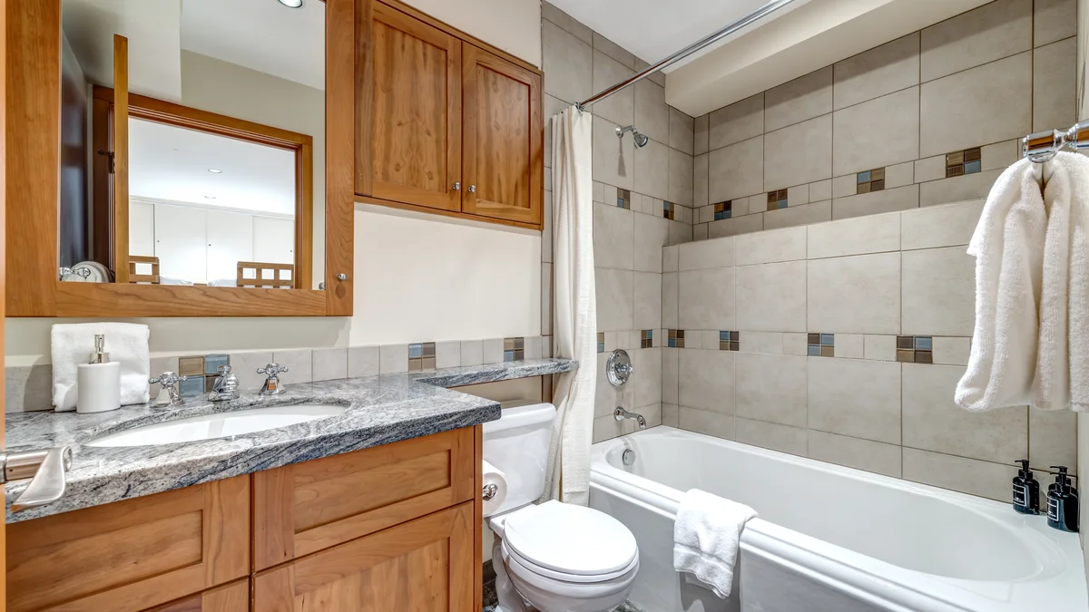 Bedroom 5: Ensuite