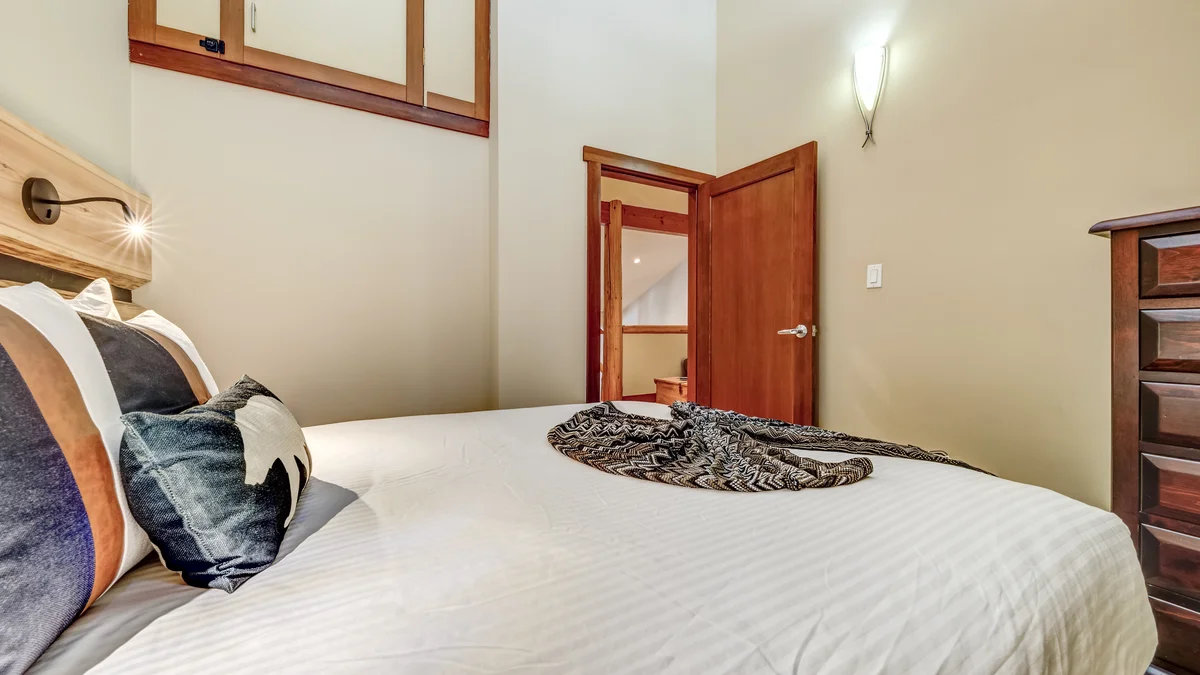 Bedroom 1 - Queen