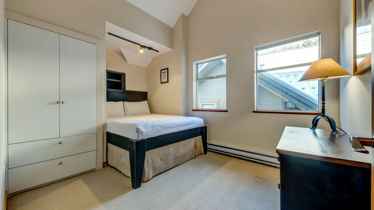 Bedroom 4 Queen