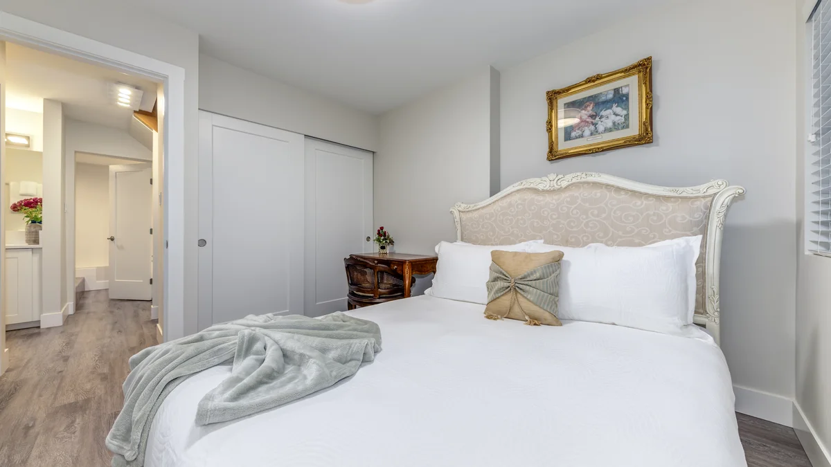 Bedroom 3: Queen