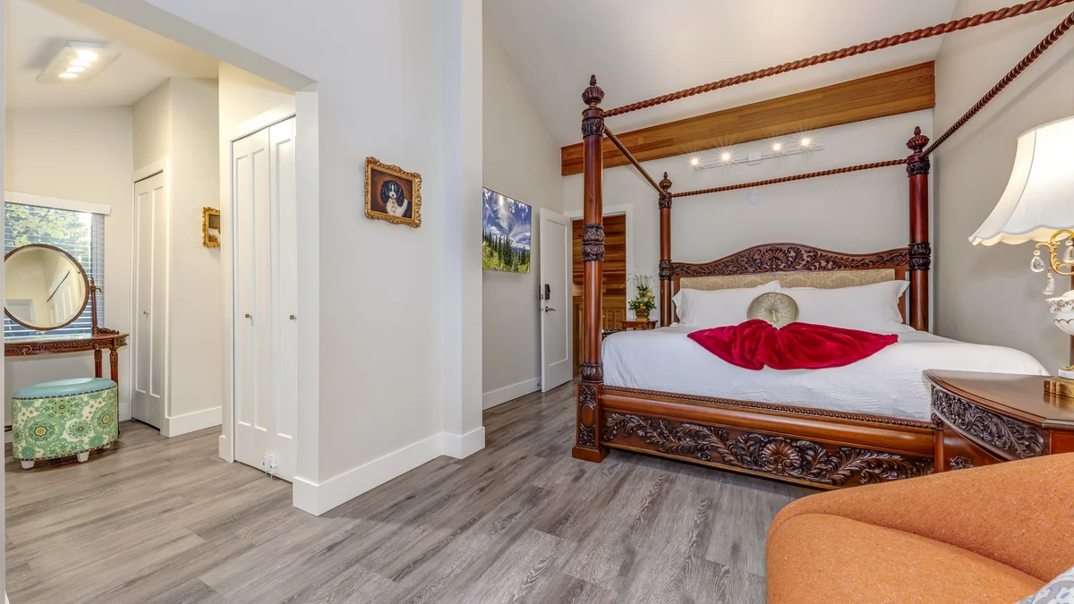 Bedroom 1: King, with 1 Queen Sofa Bed