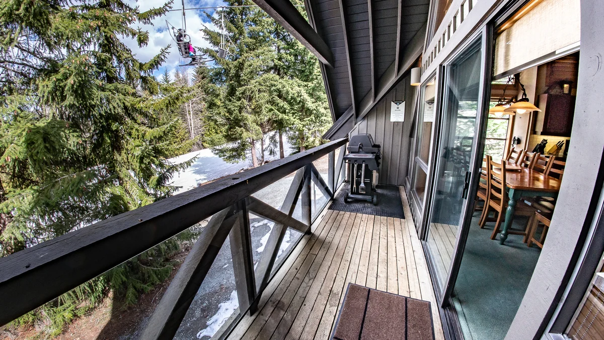 Balcony w/ BBQ