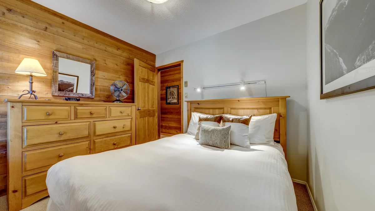 Bedroom 1: Queen
