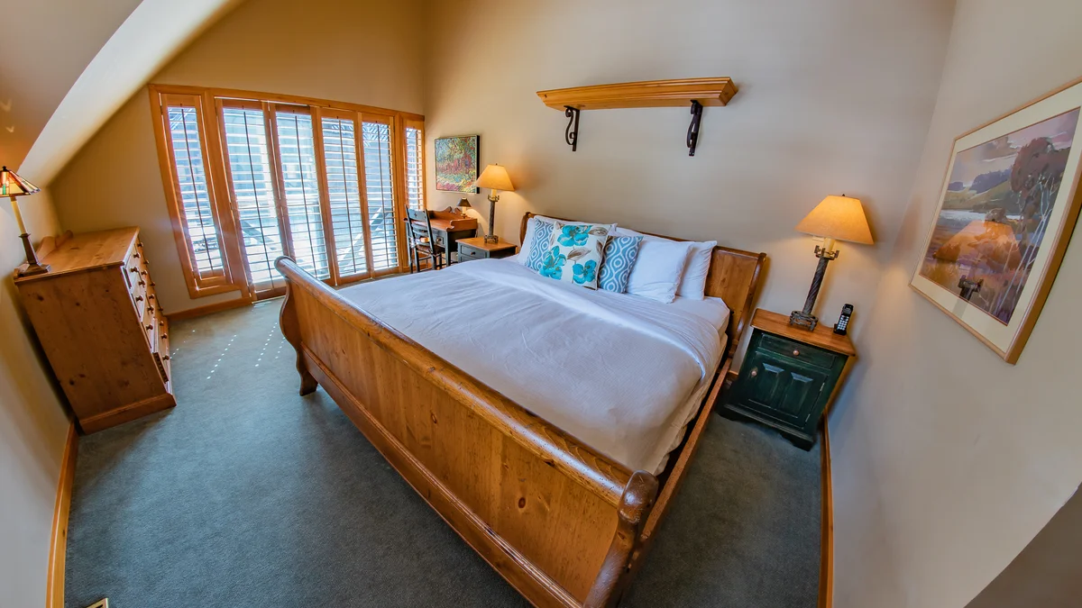 Bedroom 1 - King