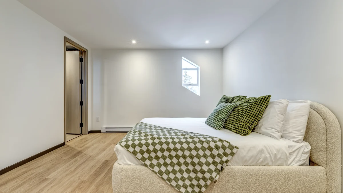 Bedroom 4: Queen