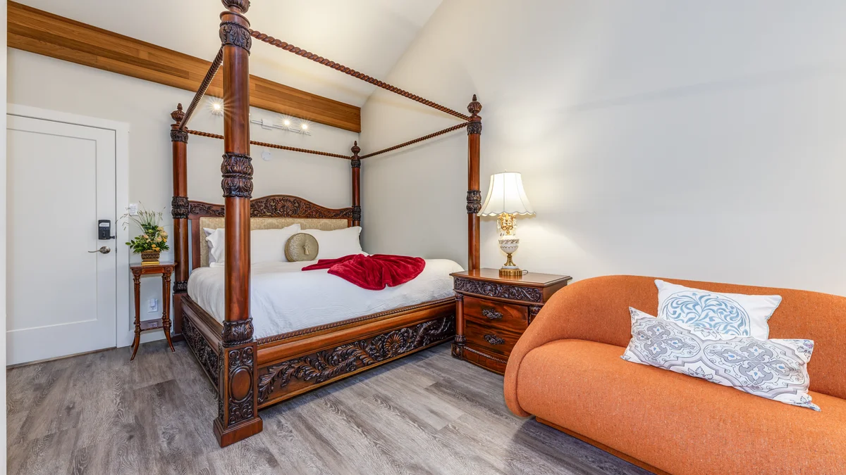 Bedroom 1: King, with 1 Queen Sofa Bed