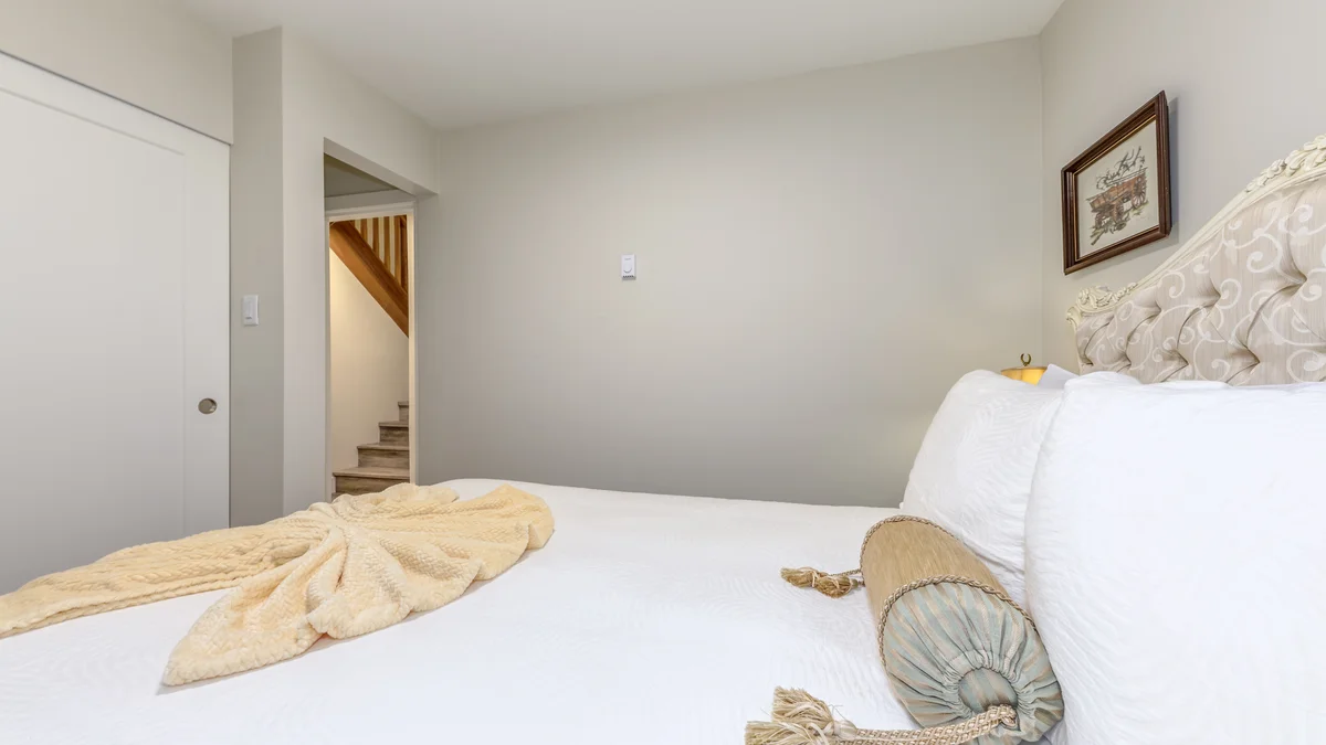 Bedroom 2: Queen
