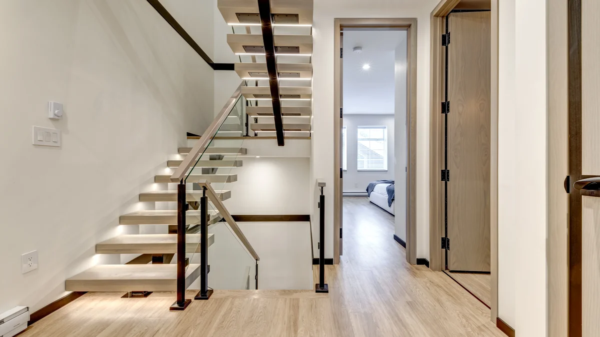 Mid level hallway