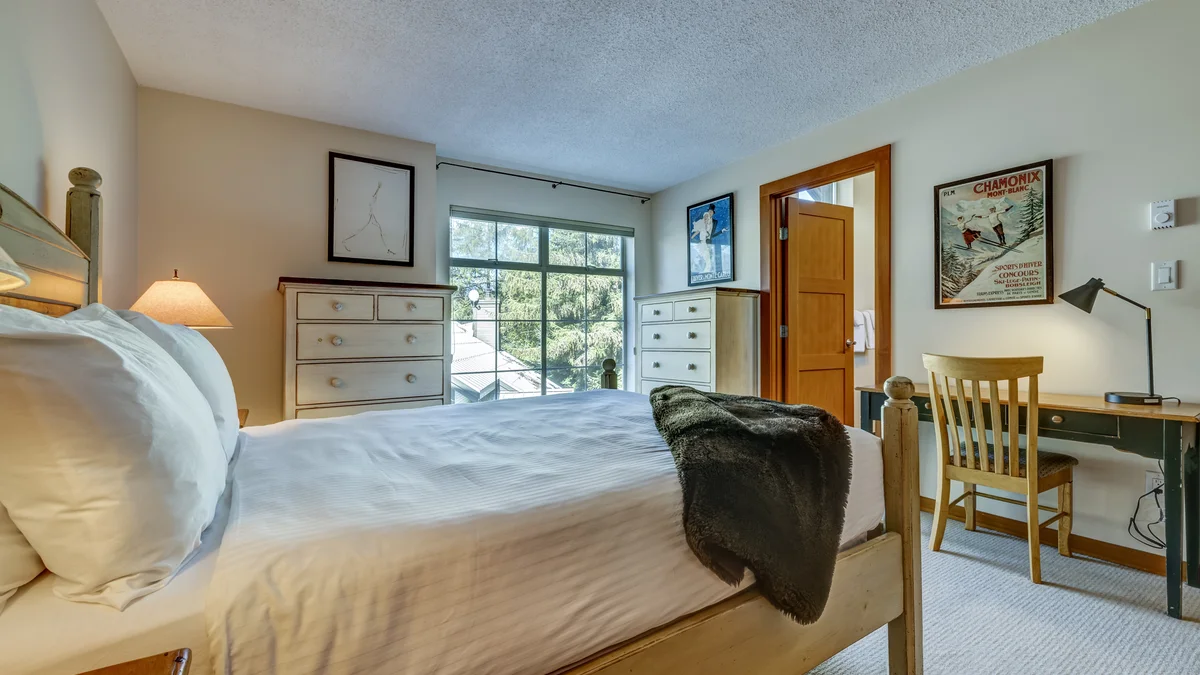 Master Bedroom: Queen