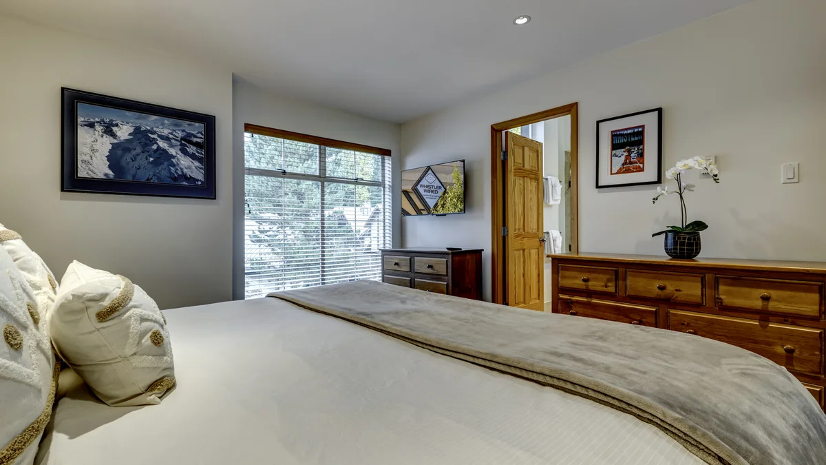 Bedroom 1 - King w/ensuite